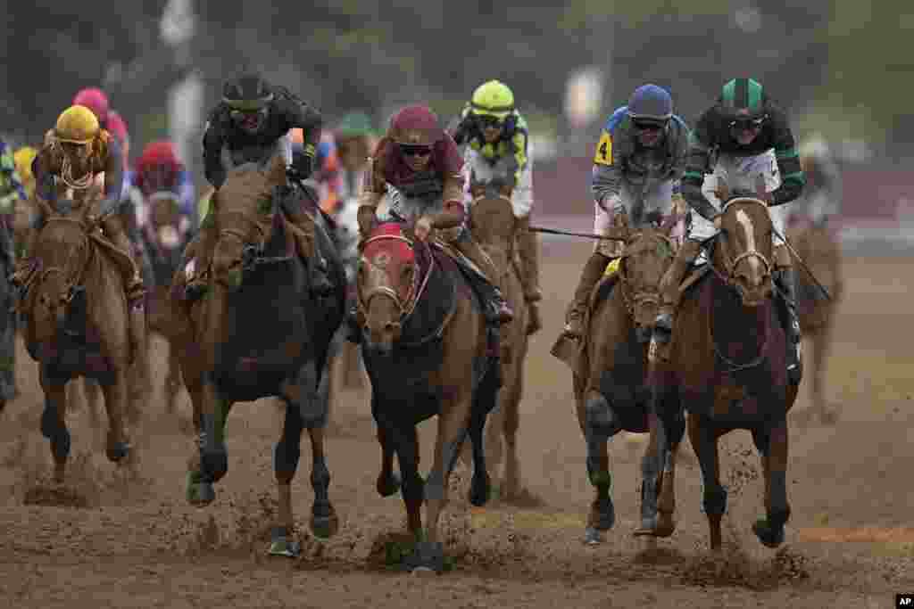 Брајан Хернандез Џуниор го јава Мистик Дан, десно, до целта за да победи на 150-то трчање на коњската трка во Кентаки Дерби во Черчил Даунс, 4 мај 2024 година, во Луисвил, Кентаки.