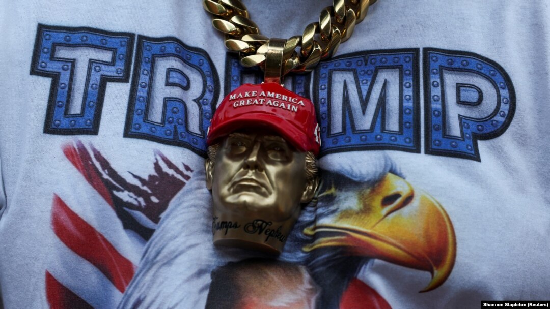 Seseorang mengenakan liontin dan kaos untuk mendukung calon presiden dari Partai Republik dan mantan Presiden AS Donald Trump pada hari acara kampanye Trump di Philadelphia, Pennsylvania, AS, 22 Juni 2024. (Foto: REUTERS/Shannon Stapleton)