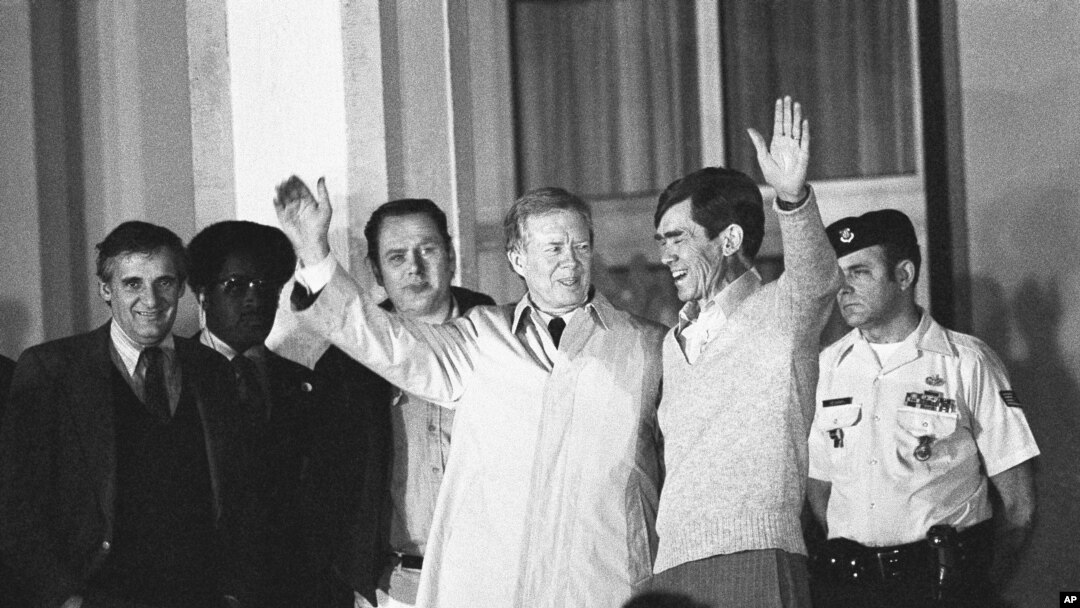21 Ocak 1981 - Eski ABD Başkanı Jimmy Carter, 445 gün rehin tutulduktan sonra İran tarafından serbest bırakılan rehineleri karşılamak için Almanya'nın Wiesbaden kentindeki ABD Hava Kuvvetleri hastanesinde.