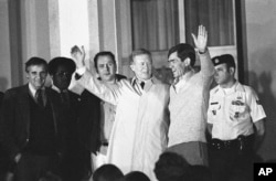 Jimmy Carter u američkoj vojnoj bolnici u njemačkom gradu Wiesbaden, gdje je posjetio taoce koje je Iran oslobodio nakon 445 dana zatočeništva, 21. januara 1981.