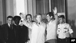 ARCHIVO - El expresidente Jimmy Carter llega al hospital de la Fuerza Aérea de los EEUU el 21 de enero de 1981 en Wiesbaden para saludar al rehén liberado por Irán después de 445 días de cautiverio.