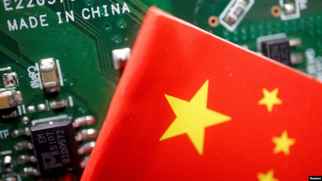 资料照：芯片和“中国制造”字样与中国国旗图示(photo:VOA)