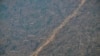 Foto dari udara yang menunjukkan area deforestasi pada hutan hujan Amazon di wilayah Cujubim, negara bagian Rondonia, di utara Brazil, yang diliputi asap, pada 20 Agustus 2024. (Foto: AFP/Evaristo Sa)