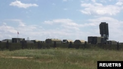 잔코이 비행장 근처의 러시아 군용 차량. (자료화면)