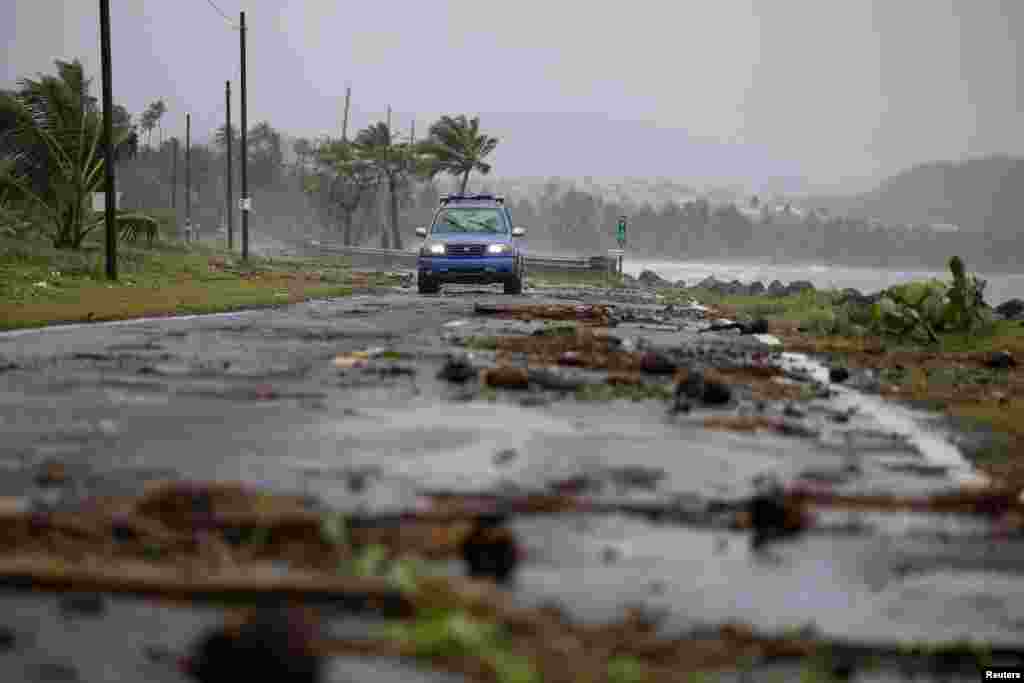 &quot;La previsión oficial sigue reflejando la posibilidad de que&nbsp;Ernesto&nbsp;se convierta en un huracán de gran intensidad en unas 48 horas&quot;, dijo el Centro Nacional de Huracanes de EEUU.&nbsp;