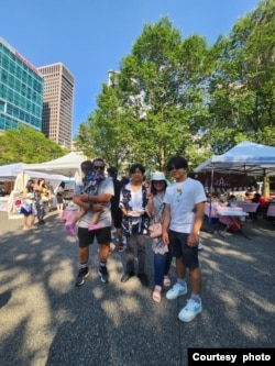 Lia Kencanasari (ke-2 dari kanan) bersama keluarga di festival World Square di Pittsburgh, AS (dok: Lia Kencanasari)