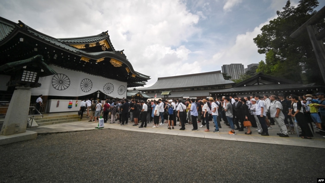  2023年8月15日人們在靖國神社排隊參拜