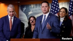 El representante Tony Gonzales (centro) republicano por Texas y el representante Mario Diaz-Balart, republicano por Florida. encabezan una conferencia de prensa con miembros de la Conferencia Hispana de la Cámara en el Capitolio en Washington, el 1 de febrero de 2023. 