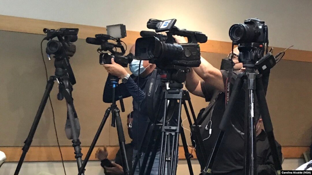Fotografía de archivo de la cobertura de la prensa de la presentación de un informe sobre las violaciones a los derechos digitales en Venezuela, en Caracas, en abril de 2022. Un gremio de la prensa denunció 51 violaciones a la libre expresión este año.