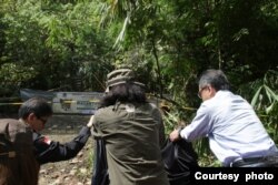 Petugas melepasliarkan Wahyu, si macan tutul Jawa, di Taman Nasional Gunung Halimun Salak, Jawa Barat, Selasa (23/5) (Courtesy: Balai Taman Nasional Gunung Halimun Salak).