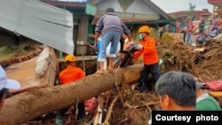 Tim penyelamat berusaha mencari korban banjir bandang di kawasan Kabupaten Agam dan Tanah Datar di Sumatra Barat (courtesy: Basarnas Padang)