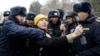 1 月 10 日，警察拘留了一名自由欧洲电台/自由电台记者，当时他正在报道比什凯克政府大楼附近的抗议活动。