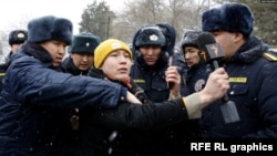 1 月 10 日，警察拘留了一名自由欧洲电台/自由电台记者，当时他正在报道比什凯克政府大楼附近的抗议活动。