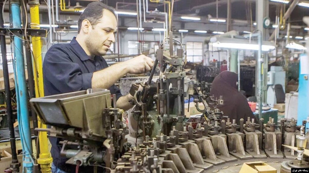 به گزارش رسانه‌های ایران ۲۱ درصد شاغلان در سال ۱۴۰۱ کمتر از میزان خط فقر اعلام شده دستمزد دریافت کرده‌اند.