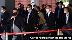 Liu Xiaodong, yang memimpin rombongan pejabat China yang melawat ke Taiwan, keluar dari ruang kedatangan Bandara Songshan di Taipei, Taiwan, 18 Februari 2023. (Foto: Carlos Garcia Rawlins/Reuters)