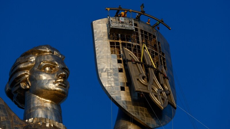 Ukraina Enyahkan Simbol Soviet di Monumen Ibu Pertiwi di Kyiv