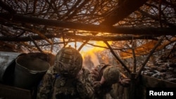 우크라이나 병사들이 전선에서 박격포를 쏘고 있다. (자료사진)