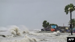 পটুয়াখালী উপকূলে সাগরের উত্তাল ঢেউ আছড়ে পড়ছে। ফটোঃ ২৬ মে, ২০২৪।