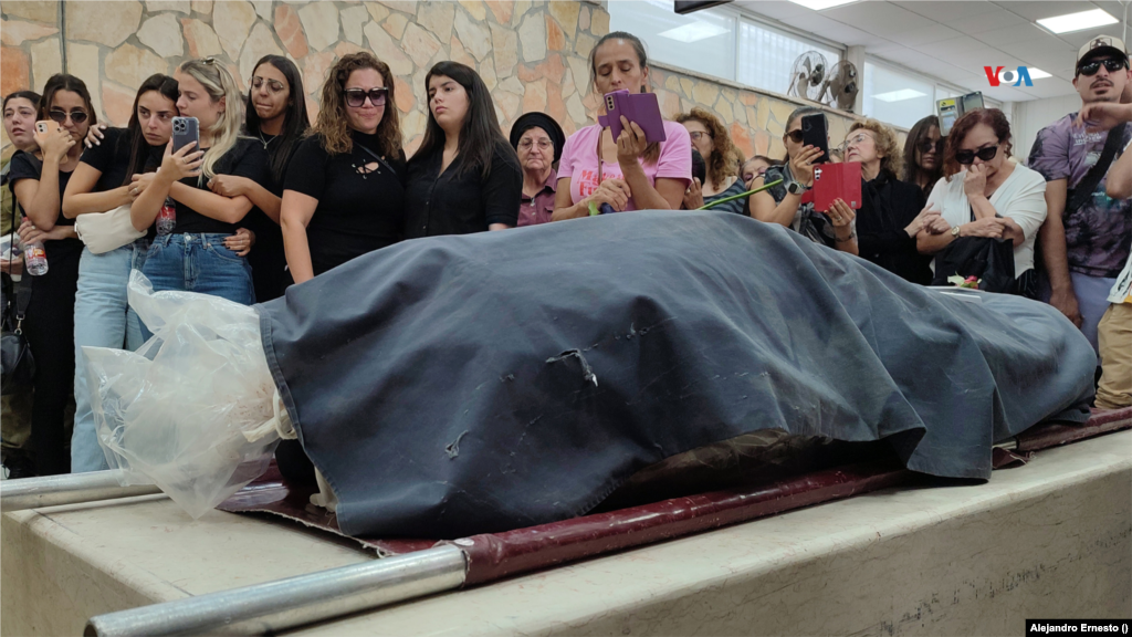 Familiares de la colombiana Ivonne Rubio, muerta tras el ataque de Hamás al festival Nova, se despiden con un emotivo funeral en Jerusalén, el 12 de octubre de 2023.