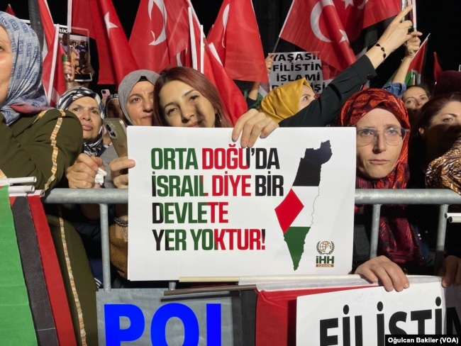 İzmir'in Konak meydanında toplanan vatandaşlar ellerinde pankartlar taşıyarak, sloganlar attı