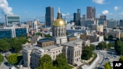 资料照片：2022年8月27日，佐治亚州议会大厦的金色圆顶在亚特兰大市中心的天际线前闪闪发光。（美联社照片）