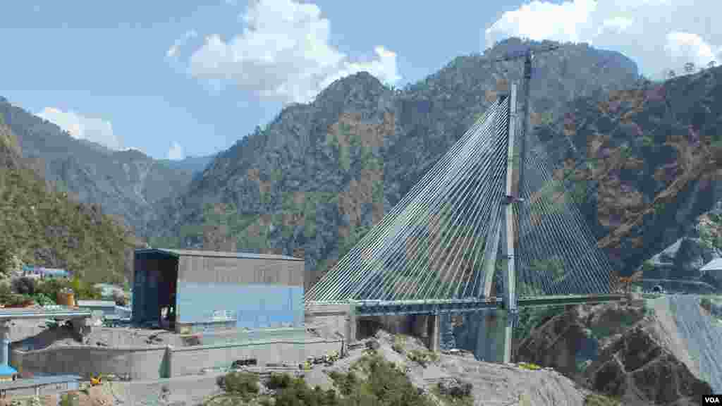 Anji Khad Bridge Indian railway’s first cable-stayed bridge connecting Katra and Reasi sections of the Jammu–Baramulla line in Kashmir. (Bilal Hussain/VOA)