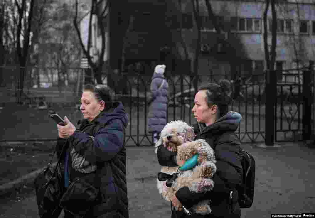 Fragmentos de cohetes cayeron sobre una guardería en el distrito Sviatoshinskiy de la capital, según el alcalde de Kiev.