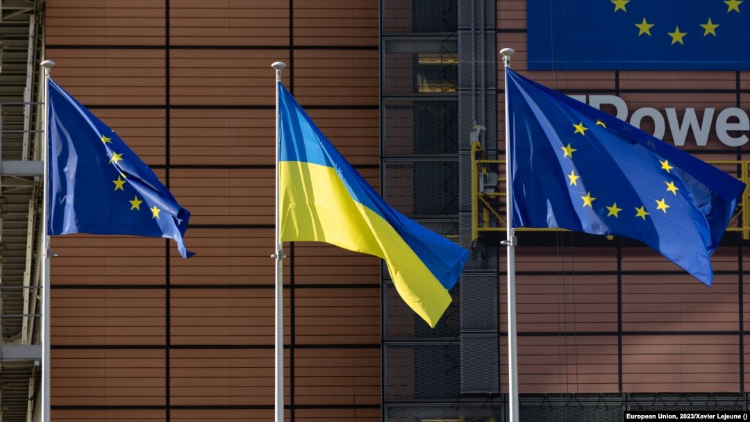 Zastave EU i Ukrajine ispred sjedišta Evropske komisije