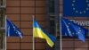 La bandera de Ucrania entre dos banderas de la Unión Europea.