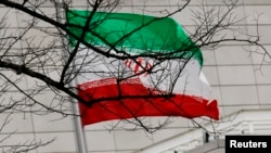 FILE - Bendera Iran di Kedutaan Besar Iran di Berlin, Jerman, 1 Desember 2011. 
