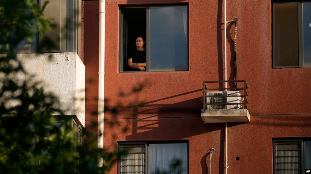 中国维权律师王全璋从他最近居住的昌平住所向外眺望（2023年6月20日）