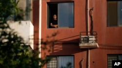 中國維權律師王全璋從他最近居住的昌平住所向外眺望（2023年6月20日）