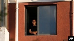 中国维权律师王全璋从他最近居住的昌平住所向外眺望。（2023年6月20日）
