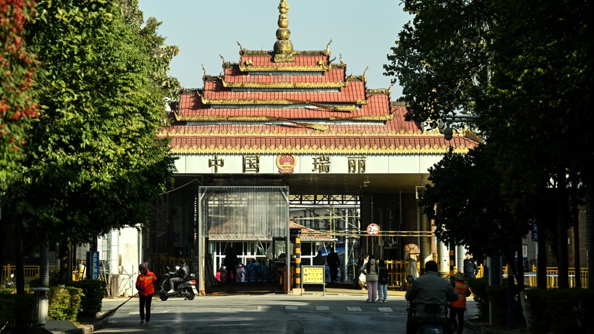 Burmese Workers Returning To Jobs At Chinese Border City