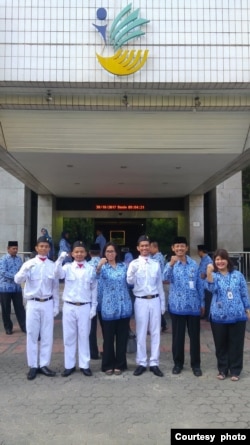 Dian Inggrawati Soebangil (ketiga dari kiri), ASN Kemensos bersama remaja tuli pengibar bendera upacara 17 Agustus (dok. pribadi)