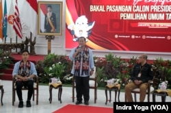 Calon presiden Prabowo Subianto memberikan sambutannya disaksikan oleh calon wakil presiden Gibran Rakabuming (kiri) dan Ketua KPU, Hasyim Asyari (kanan) pada saat pendaftaran peserta Pilpres 2024. (VOA/Indra Yoga)