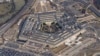 Kantor Departemen Pertahanan AS atau Pentagon di Arlington, Virginia (foto: dok). Sebuah studi baru Pentagon, yang meneliti laporan penampakan UFO selama hampir satu abad terakhir, tidak menemukan bukti adanya alien atau kecerdasan luar bumi. (Foto: Patrick Samansky/AP Photo)