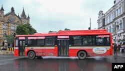 মুম্বাইয়ের রাস্তায় চলছে একটি ইলেকট্রিক বাস। ১ আগস্ট, ২০২৩। (ফাইল ছবি) 