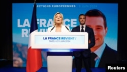 Pemimpin sayap kanan Prancis Marine Le Pen, kiri, dan Jordan Bardella berbicara kepada para pendukungnya setelah pemungutan suara ditutup selama pemilihan Parlemen Eropa, di Paris, Prancis, 9 Juni 2024.