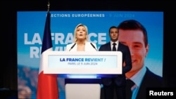 Para pemimpin kubu sayap kanan ekstrem Prancis, Marine Le Pen (kiri) dan Jordan Bardella menyampaikan pidato di hadapan pendukungnya di Paris seusai pemungutan suara dalam pemilihan parlemen ditutup di Prancis pada 9 Juni 2024. (Foto: Reuters/Sarah Meyssonnier)