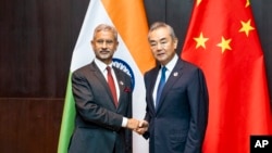 中共中央政治局委員兼外長王毅與印度外交部長蘇傑生（Subrahmanyam Jaishankar)在寮國萬像出席東協外長會議期間舉行會晤。 （2024年7月25日）