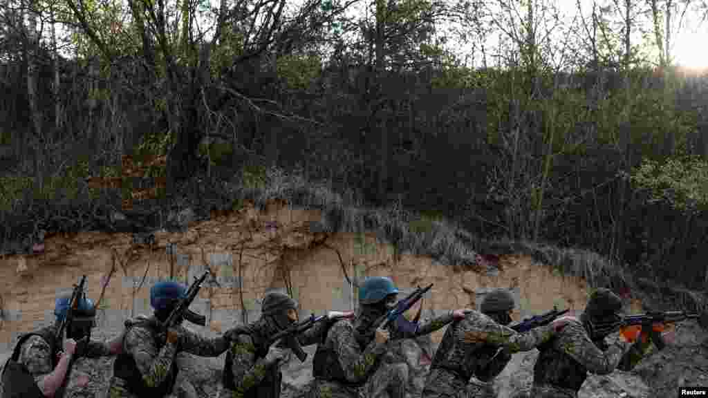 Anggota Batalyon Siberia Legiun Internasional Angkatan Bersenjata Ukraina menghadiri latihan militer di lokasi yang dirahasiakan di wilayah Kyiv, Ukraina. (Reuters)&nbsp;