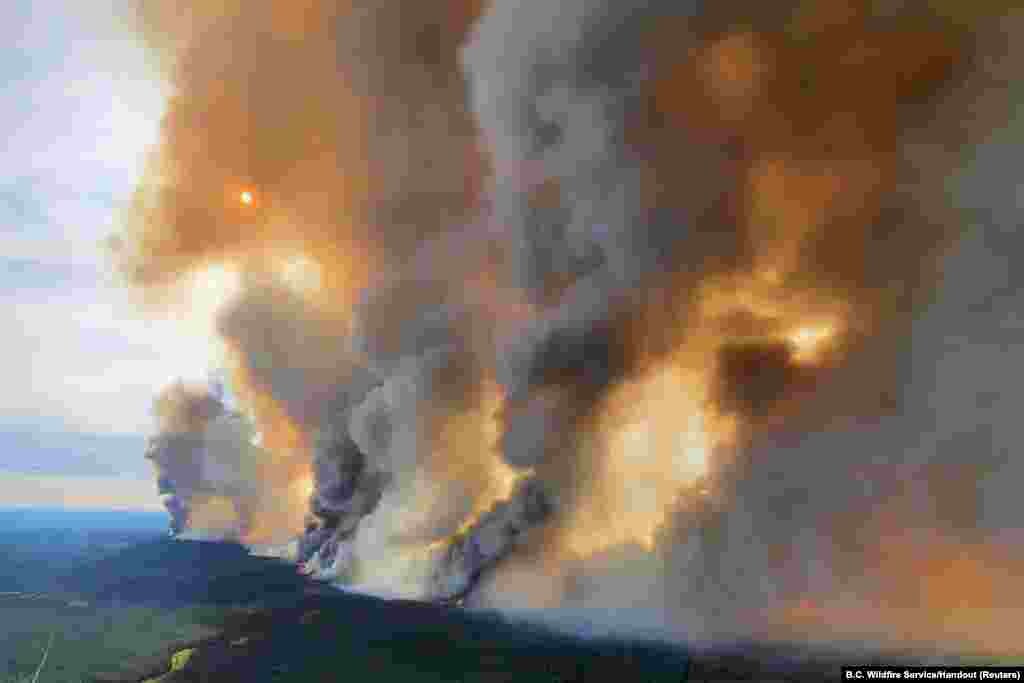 Се издига чад од шумски пожар во комплексот Дони Крик јужно од Форт Нелсон, Британска Колумбија, Канада, 27 мај 2023 година.