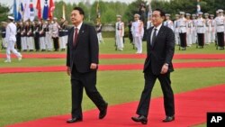 Japanese Prime Minister Fumio Kishida, right, and South Korean President Yoon Suk Yeol attend a welcoming ceremony at the presidential office in Seoul, May 7, 2023. 