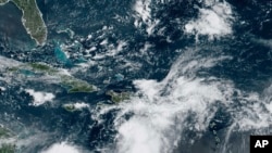 Imaj Satelit NOAA montre Tanpet Twopikal Franklin kap pwoche zile Hispaniola, 22 Out, 2023. 