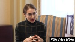 Журналістка Української служби Голосу Америки Катерина Лісунова під час інтерв'ю із сенатором-демократом Діком Дурбіном.