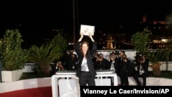 Justine Triet, winner of the Palme d'Or for 'Anatomy of a Fall,' poses for photographers during a photo call following the awards ceremony at the 76th international film festival, Cannes, southern France, May 27, 2023