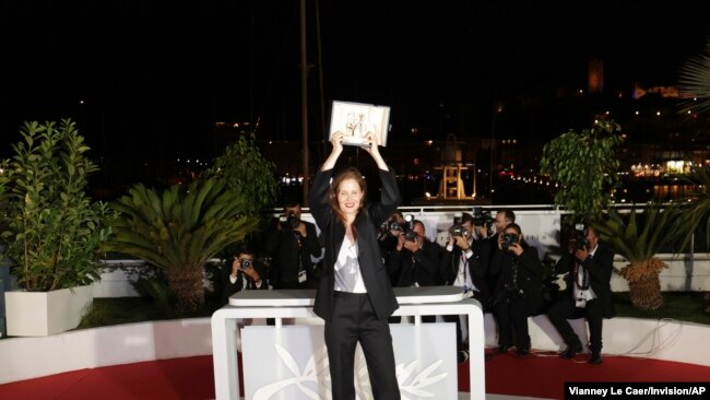 Justine Triet, winner of the Palme d'Or for 'Anatomy of a Fall,' poses for photographers during a photo call following the awards ceremony at the 76th international film festival, Cannes, southern France, May 27, 2023