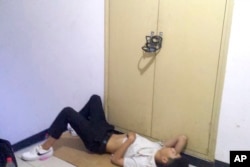 中国维权律师王全璋的昌平住所被断电，一个男人躺在王全璋家门外被锁起来的电箱旁睡觉。（2023年6月20日）