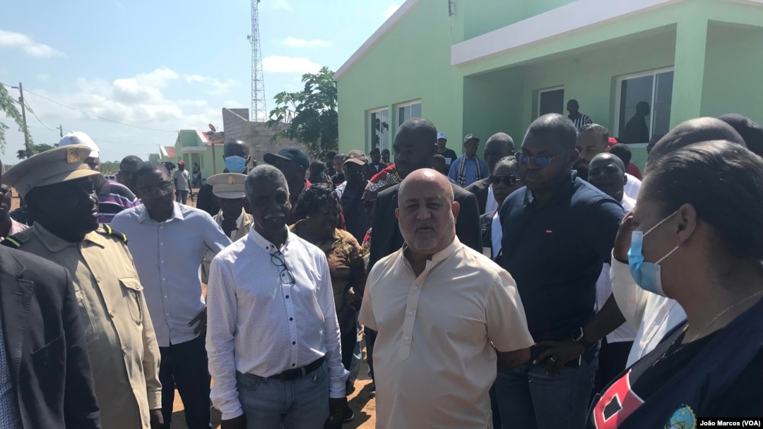 Luis Nunes, em visita com colaboradores do Governo de Benguela, Angola